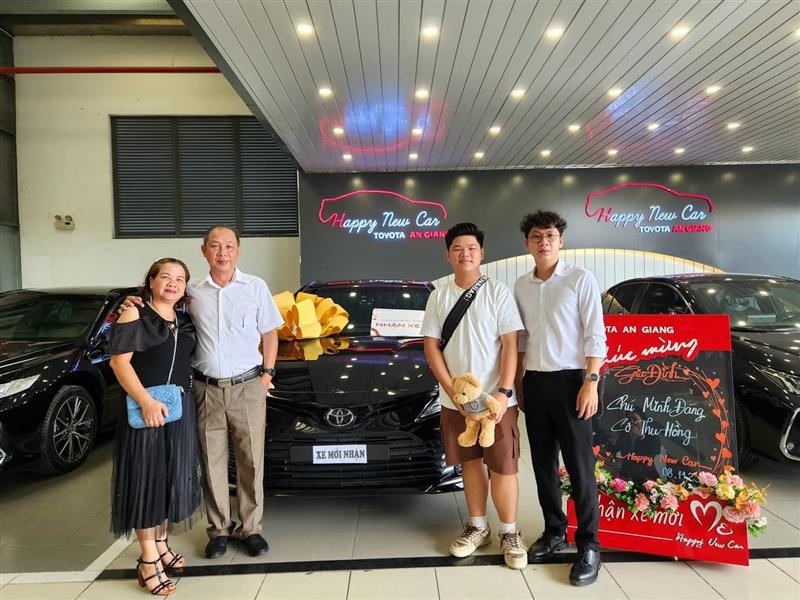 Chúc mưng gia đình Chú Minh Đáng Cô Thu Hồng nhận xe Toyota Camry